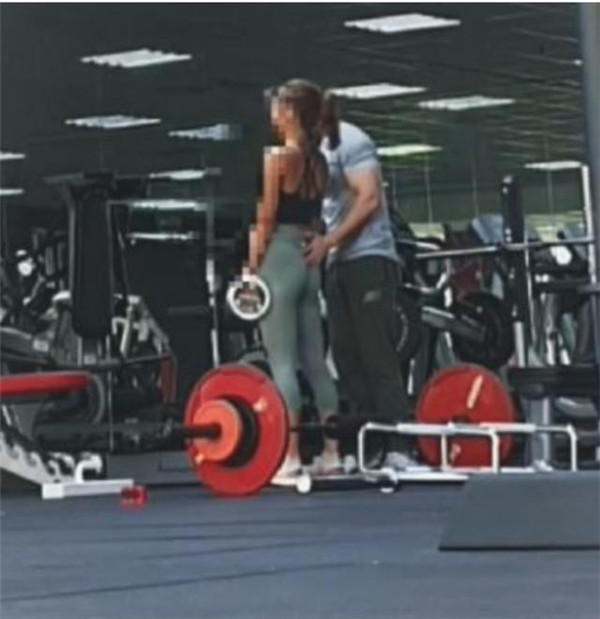 新加坡健身私教與女客戶接觸不當(dāng)被炒，辯解：是讓她感受肌肉發(fā)力