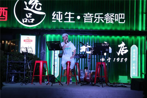  將復(fù)古女郎“請”到啤酒節(jié)，用年輕人的語言講述百年青啤的“新故事”