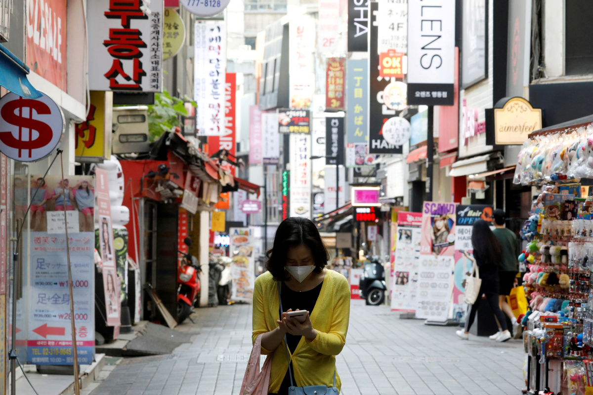 “玩手機(jī)”不是play the phone？一個(gè)介詞搞定！