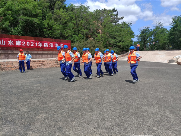 以練為戰(zhàn) -青島水務(wù)海潤(rùn)自來(lái)水集團(tuán)開(kāi)展2021年嶗山水庫(kù)防汛應(yīng)急演練
