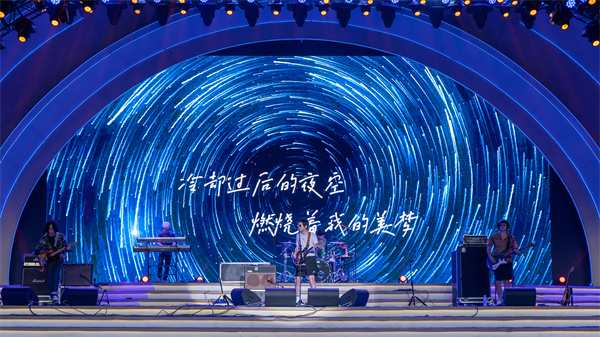 知名樂(lè)隊(duì)盤尼西林、紙雀牌演出在啤酒城，免費(fèi)觀看！