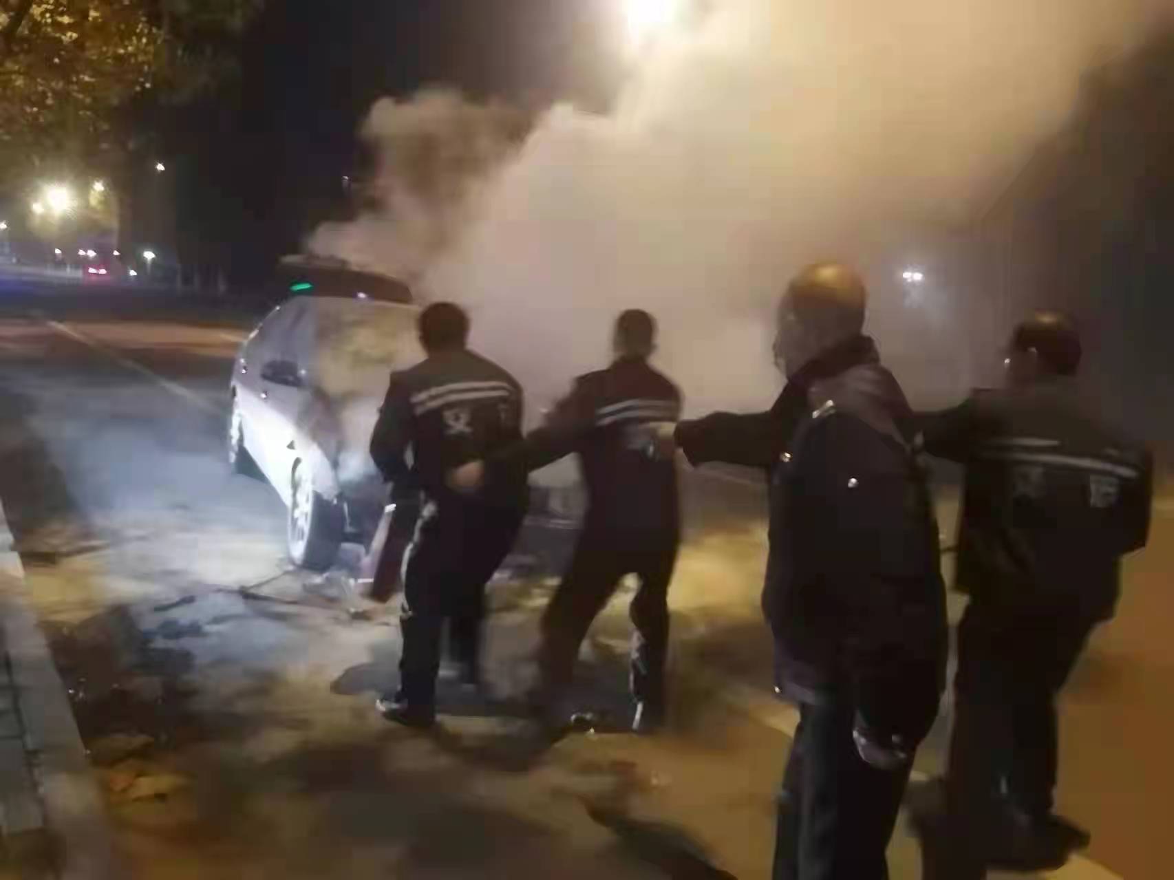 路遇轎車自燃險情，交運好人接力救火感人