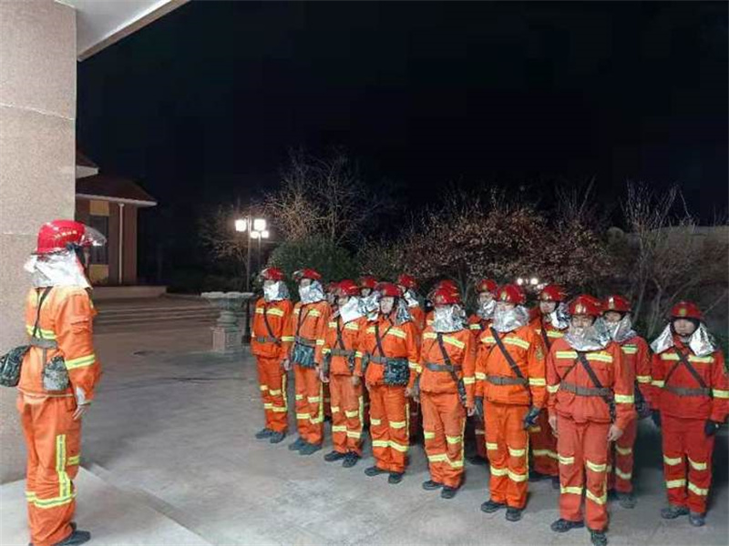 勵練精兵動真格，嶗山區(qū)森林消防專業(yè)隊伍夜間實(shí)戰(zhàn)演練