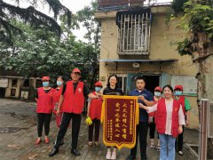 大火無(wú)情燒毀全部家當(dāng) 青島業(yè)之峰裝飾送來萬(wàn)元愛心物資