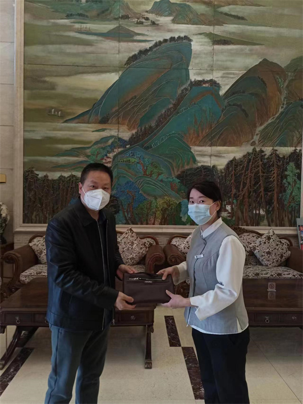 現(xiàn)金面前不動心 青島海林山莊服務(wù)員揀包完璧歸趙受贊譽(yù)