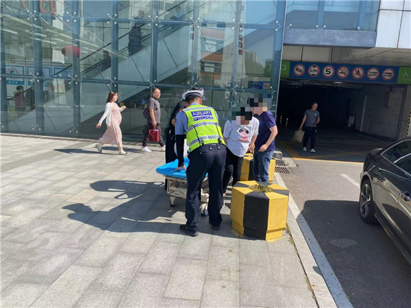 青島市北交警緊急護送孕婦就醫(yī)受贊譽