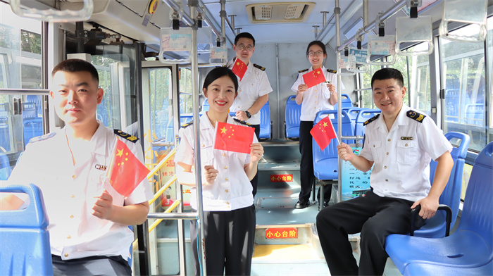 公交“盛裝”迎國(guó)慶  青島膠州市移動(dòng)車(chē)廂傳深情